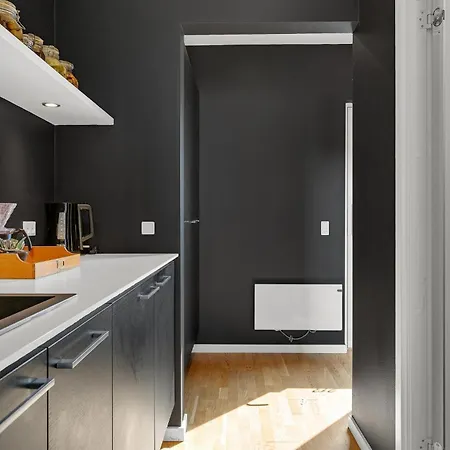 1 Bedroom Beautiful In Apartment *